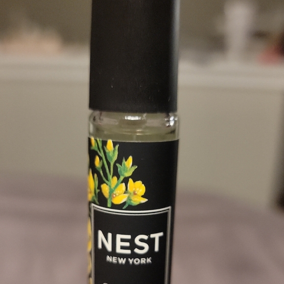 NEST Citrine Eau de Parfum with Yellow Floral Accents - Picture 4 of 4